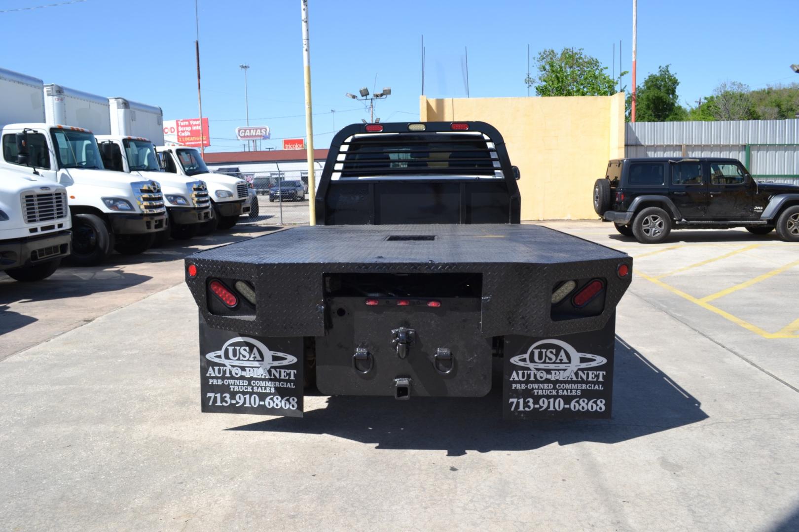 2016 WHITE /BLACK RAM 5500 with an CUMMINS 6.7L TURBO DIESEL engine, AISIN A465 6SPD AUTOMATIC transmission, located at 9172 North Fwy, Houston, TX, 77037, (713) 910-6868, 29.887470, -95.411903 - 19,500LB GVWR, 11.5FT FLATBED, 96" WIDE, GOOSENECK/BUMPER PULL HITCH, CREW CAB, POWER WINDOWS, LOCKS, & MIRRORS, COLD A/C - Photo#4